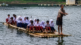 Kisah perjuangan anak sekolah di Desa Budiharja, Kecamatan Cililin, Kabupaten Bandung Barat (KBB), untuk menuntut ilmu menjadi sorotan publik (foto: video Instagram @official_desabudiharja)