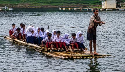 Kisah Pilu Pelajar di Cililin Bandung Barat, Berangkat Sekolah Harus Naik Rakit Bambu