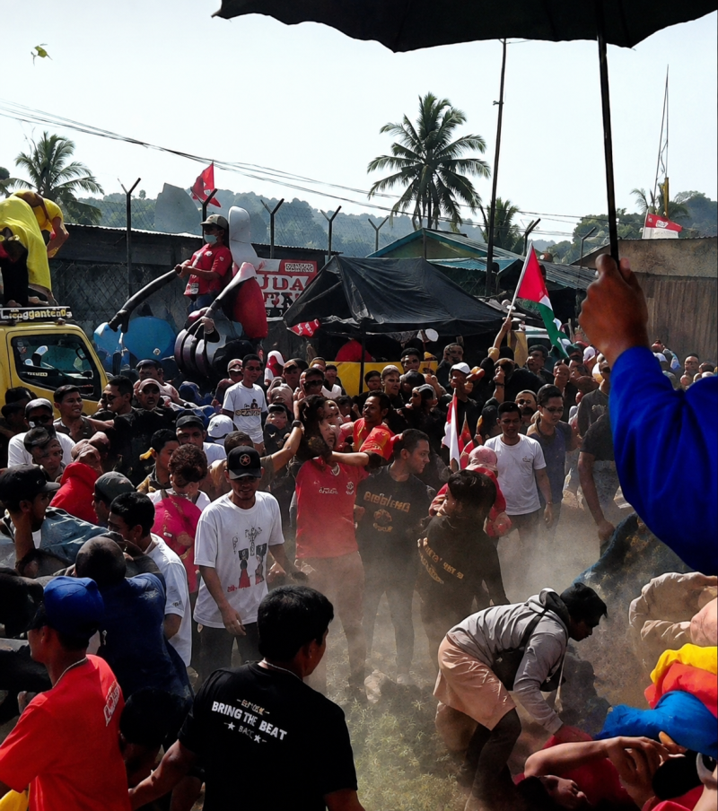 Keributan terjadi saat karnaval peringatan Hari Ulang Tahun (HUT) ke-81 Kemerdekaan Republik Indonesia di Desa Tagog Apu, Kecamatan Padalarang, Kabupaten Bandung Barat (KBB), Senin (17/8/2026).
