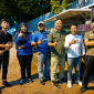 Ketua Umum BOMBER, Dian Purnama (Apin Marmot) bersama Ketua BOMBER KBB, Duseng dan jajaran pengurus BOMBER Bandung Barat (foto: dok. BOMBER KBB/Abdul Kholilulloh)