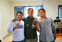 Ketua Umum Bobotoh Maung Bandung Bersatu (BOMBER), Dian Purnama, didampingi Ketua BOMBER Bandung Barat, Duseng dan panitia penyelenggara (foto: Abdul Kholilulloh)