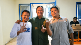 Ketua Umum Bobotoh Maung Bandung Bersatu (BOMBER), Dian Purnama, didampingi Ketua BOMBER Bandung Barat, Duseng dan panitia penyelenggara (foto: Abdul Kholilulloh)