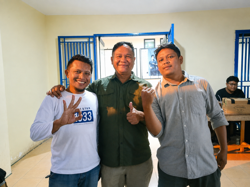 Ketua Umum Bobotoh Maung Bandung Bersatu (BOMBER), Dian Purnama, didampingi Ketua BOMBER Bandung Barat, Duseng dan panitia penyelenggara (foto: Abdul Kholilulloh)