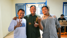 Ketua Umum Bobotoh Maung Bandung Bersatu (BOMBER), Apin Purnama, didampingi Ketua BOMBER Bandung Barat, Duseng dan panitia penyelenggara (foto: Abdul Kholilulloh)