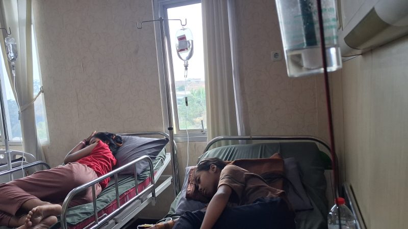 Sejumlah korban diduga keracunan MBG dirawat di RS IMC Cimareme (foto: Abdul Kholilulloh)