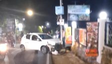 Sebuah mobil mengalami kecelakaan tunggal di kompleks Pemerintah Kabupaten (Pemkab) Bandung Barat, Jawa Barat, Minggu (13/9/2026) malam. Foto: istimewa 