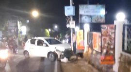 Sebuah mobil mengalami kecelakaan tunggal di kompleks Pemerintah Kabupaten (Pemkab) Bandung Barat, Jawa Barat, Minggu (13/9/2026) malam. Foto: istimewa 