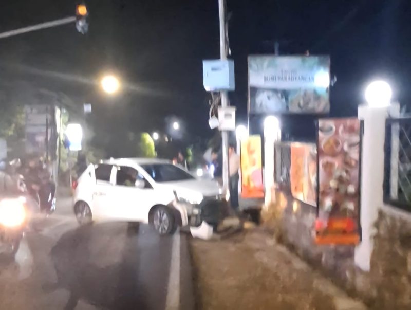 Sebuah mobil mengalami kecelakaan tunggal di kompleks Pemerintah Kabupaten (Pemkab) Bandung Barat, Jawa Barat, Minggu (13/9/2026) malam. Foto: istimewa 