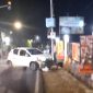 Sebuah mobil mengalami kecelakaan tunggal di kompleks Pemerintah Kabupaten (Pemkab) Bandung Barat, Jawa Barat, Minggu (13/9/2026) malam. Foto: istimewa 