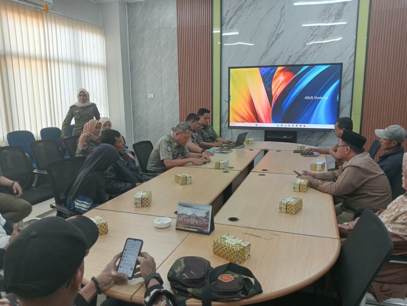 Satpol PP Kabupaten Bandung Barat memanggil sejumlah warga Kampung Sukamaju RW 06, Desa Padalarang, Kecamatan Padalarang yang diduga melanggar peraturan daerah, Senin 21 September 2026 (foto: istimewa)