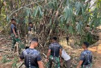 Aksi Nyata Prajurit Yonif TP 938/Pancasona, Bantu Warga Bandung Barat Buka Lahan Pelebaran Jalan