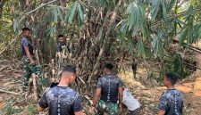 Aksi Nyata Prajurit Yonif TP 938/Pancasona, Bantu Warga Bandung Barat Buka Lahan Pelebaran Jalan Aksi Nyata Prajurit Yonif TP 938/Pancasona, Bantu Warga Bandung Barat Buka Lahan Pelebaran Jalan