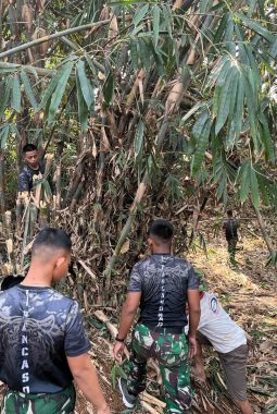 Aksi Nyata Prajurit Yonif TP 938/Pancasona, Bantu Warga Bandung Barat Buka Lahan Pelebaran Jalan