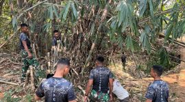 Aksi Nyata Prajurit Yonif TP 938/Pancasona, Bantu Warga Bandung Barat Buka Lahan Pelebaran Jalan