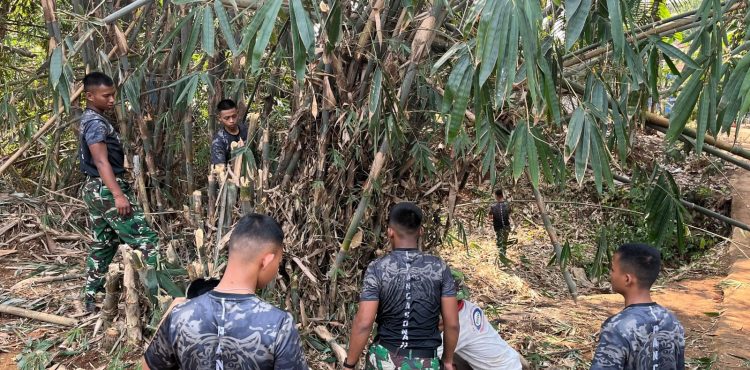 Aksi Nyata Prajurit Yonif TP 938/Pancasona, Bantu Warga Bandung Barat Buka Lahan Pelebaran Jalan