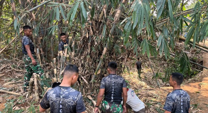 Aksi Nyata Prajurit Yonif TP 938/Pancasona, Bantu Warga Bandung Barat Buka Lahan Pelebaran Jalan