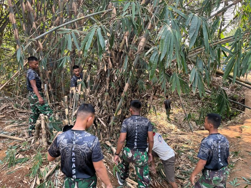 Aksi Nyata Prajurit Yonif TP 938/Pancasona, Bantu Warga Bandung Barat Buka Lahan Pelebaran Jalan