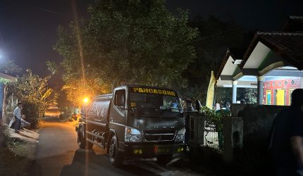 Kemarau Panjang, Yonif TP 938/Pancasona Salurkan Air Bersih untuk Warga KBB 