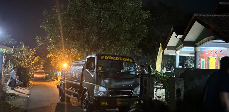 Kemarau Panjang, Yonif TP 938/Pancasona Salurkan Air Bersih untuk Warga KBB 