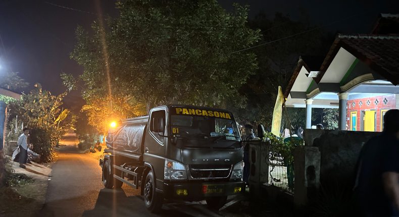Kemarau Panjang, Yonif TP 938/Pancasona Salurkan Air Bersih untuk Warga KBB 