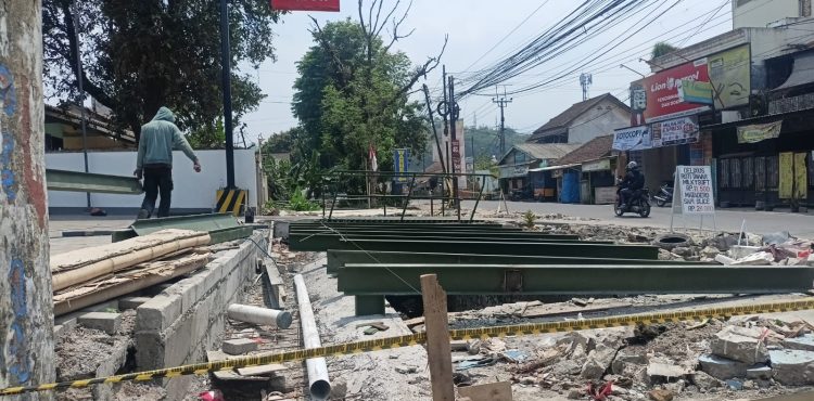 Ironi Penataan di Padalarang: Bangli Dibongkar, Minimarket Justru Menjamur