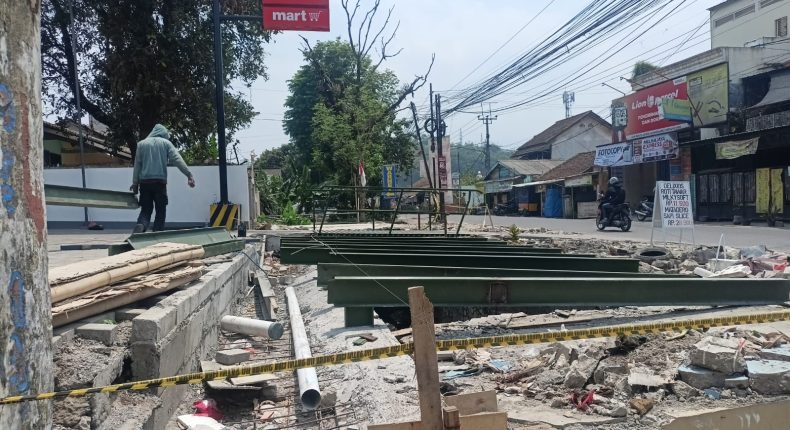 Ironi Penataan di Padalarang: Bangli Dibongkar, Minimarket Justru Menjamur