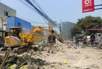 Penertiban Bangli tahap dua di Jalan GA Manulang, kawasan Sudimampir, Kecamatan Padalarang, Kabupaten Bandung Barat (foto: Abdul Kholilulloh)