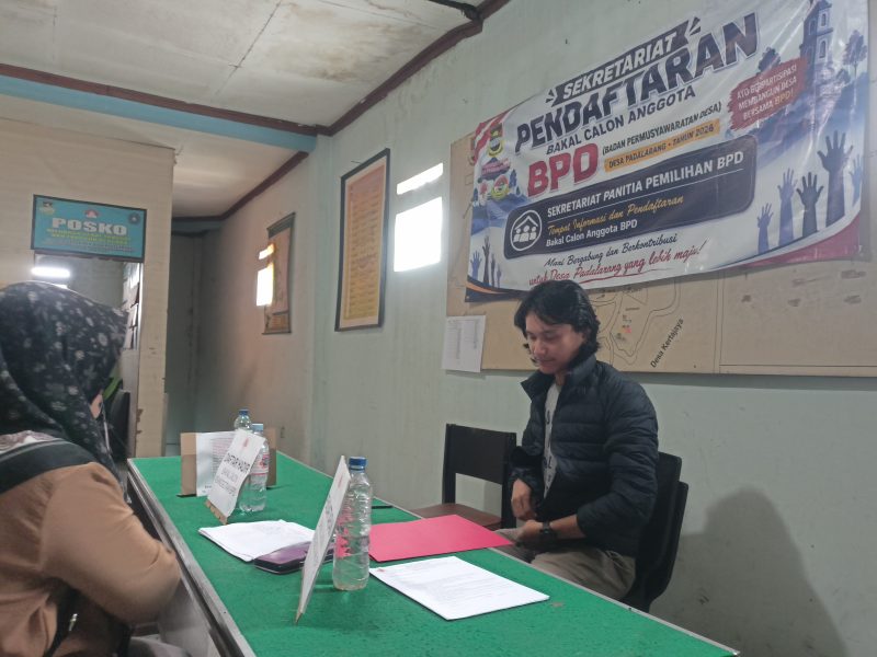Panitia membuka pendaftaran bakal calon anggota BPD Desa Padalarang (foto: Abdul Kholilulloh)