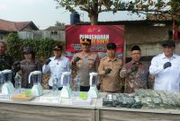 Kapolres Cimahi AKBP Moh. Faruk Rozi pimpin pemusnahan barang bukti obat obatan terlarang (foto: Abdul Kholilulloh)