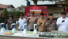 Kapolres Cimahi AKBP Moh. Faruk Rozi pimpin pemusnahan barang bukti obat obatan terlarang (foto: Abdul Kholilulloh)
