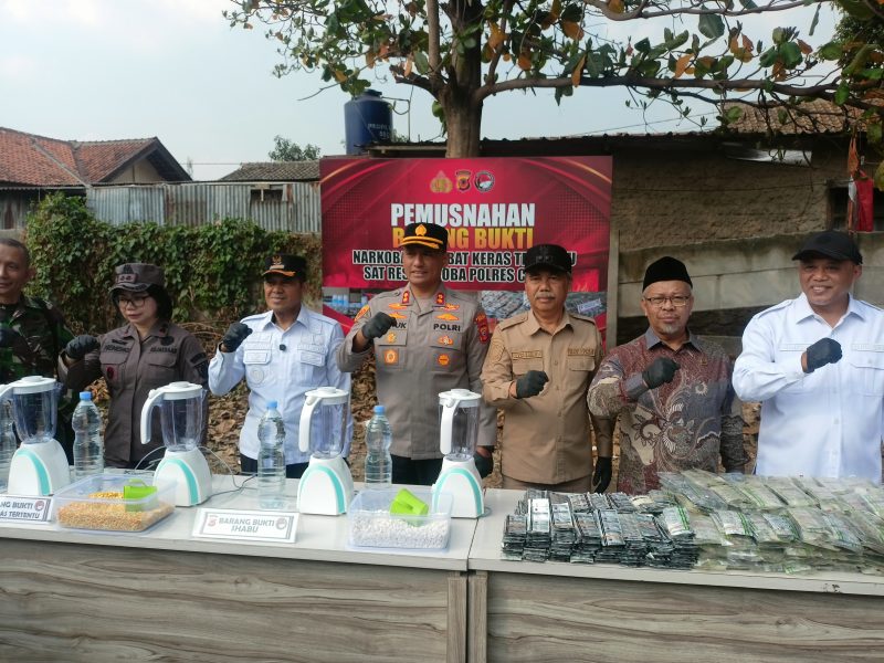 Kapolres Cimahi AKBP Moh. Faruk Rozi pimpin pemusnahan barang bukti obat obatan terlarang (foto: Abdul Kholilulloh)