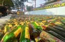 Kapolres Cimahi AKBP Moh. Faruk Rozi pimpin pemusnahan ribuan botol miras bersama unsur Forum Koordinasi Pimpinan Daerah (Forkopimda) Kota Cimahi dan Kabupaten Bandung Barat, serta Kejaksaan Negeri Kota Cimahi di Lapangan BPKB Polres Cimahi, Rabu (2/9/2026). Foto: Abdul Kholilulloh 