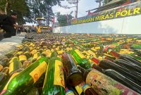 Kapolres Cimahi AKBP Moh. Faruk Rozi pimpin pemusnahan ribuan botol miras bersama unsur Forum Koordinasi Pimpinan Daerah (Forkopimda) Kota Cimahi dan Kabupaten Bandung Barat, serta Kejaksaan Negeri Kota Cimahi di Lapangan BPKB Polres Cimahi, Rabu (2/9/2026). Foto: Abdul Kholilulloh 