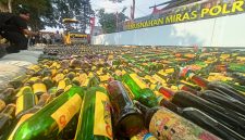 Kapolres Cimahi AKBP Moh. Faruk Rozi pimpin pemusnahan ribuan botol miras bersama unsur Forum Koordinasi Pimpinan Daerah (Forkopimda) Kota Cimahi dan Kabupaten Bandung Barat, serta Kejaksaan Negeri Kota Cimahi di Lapangan BPKB Polres Cimahi, Rabu (2/9/2026). Foto: Abdul Kholilulloh 