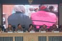 Kepala Kejari Cimahi, Neneng Rahmadini bersama jajaran saat konferensi pers (foto: Abdul Kholilulloh)
