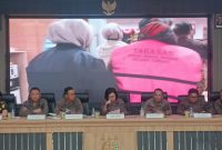 Kepala Kejari Cimahi, Neneng Rahmadini bersama jajaran saat konferensi pers (foto: Abdul Kholilulloh)