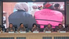 Kepala Kejari Cimahi, Neneng Rahmadini bersama jajaran saat konferensi pers (foto: Abdul Kholilulloh)