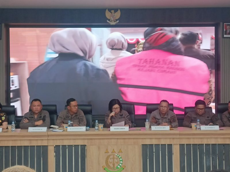Kepala Kejari Cimahi, Neneng Rahmadini bersama jajaran saat konferensi pers (foto: Abdul Kholilulloh)