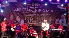 Wakil Ketua DPRD KBB, Hj. Pipih Supriati, S.E., menghibur ribuan masyarakat Padalarang di malam puncak HUT RI ke-81 (foto: Abdul Kholilulloh)