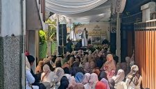 Peringatan Maulid Nabi Muhammad SAW 1448 H dihadiri penceramah kondang Kh Ahmad Salimul Apip dikediaman Ketua DPC Partai Gerindra KBB, Hj. Pipih Supriati (foto: Abdul Kholilulloh)