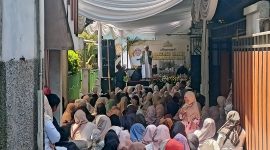 Peringatan Maulid Nabi Muhammad SAW 1448 H dihadiri penceramah kondang Kh Ahmad Salimul Apip dikediaman Ketua DPC Partai Gerindra KBB, Hj. Pipih Supriati (foto: Abdul Kholilulloh)