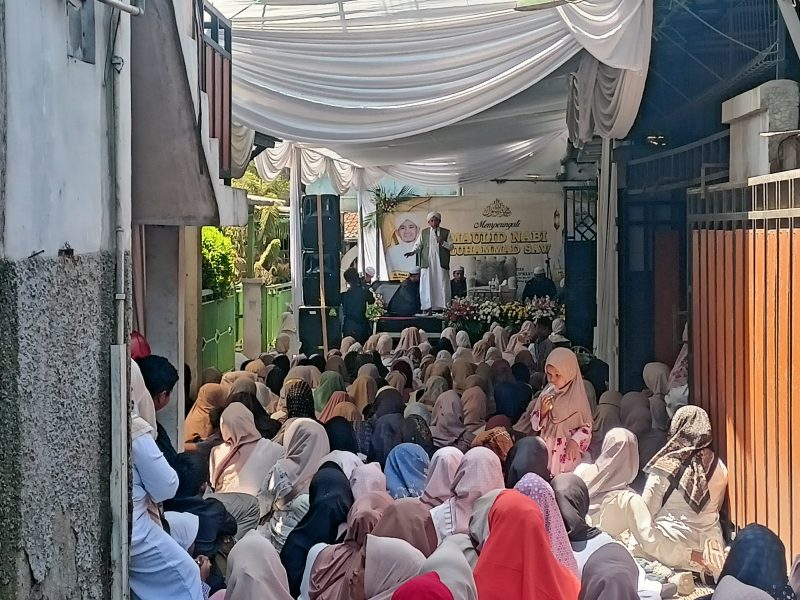 Peringatan Maulid Nabi Muhammad SAW 1448 H dihadiri penceramah kondang Kh Ahmad Salimul Apip dikediaman Ketua DPC Partai Gerindra KBB, Hj. Pipih Supriati (foto: Abdul Kholilulloh)