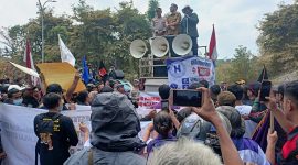 Bupati Bandung Barat, Jeje Ritchie Ismail bersama Kapolres Cimahi AKBP Moh. Faruk Rozi untuk mendengarkan aspirasi massa secara langsung (foto: Abdul Kholilulloh)