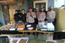 Kapolres Cimahi Moh. Faruk Rozi didampingi Wakapolres Cimahi dan Kasat Resnarkoba Polres Cimahi Iptu Reyhan Kusuma saat konferensi pers di TKP (foto: Abdul Kholilulloh)