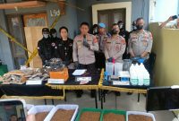 Kapolres Cimahi Moh. Faruk Rozi didampingi Wakapolres Cimahi dan Kasat Resnarkoba Polres Cimahi Iptu Reyhan Kusuma saat konferensi pers di TKP (foto: Abdul Kholilulloh)