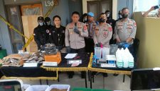 Kapolres Cimahi Moh. Faruk Rozi didampingi Wakapolres Cimahi dan Kasat Resnarkoba Polres Cimahi Iptu Reyhan Kusuma saat konferensi pers di TKP (foto: Abdul Kholilulloh)
