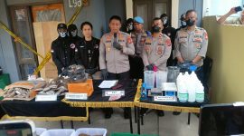 Kapolres Cimahi Moh. Faruk Rozi didampingi Wakapolres Cimahi dan Kasat Resnarkoba Polres Cimahi Iptu Reyhan Kusuma saat konferensi pers di TKP (foto: Abdul Kholilulloh)