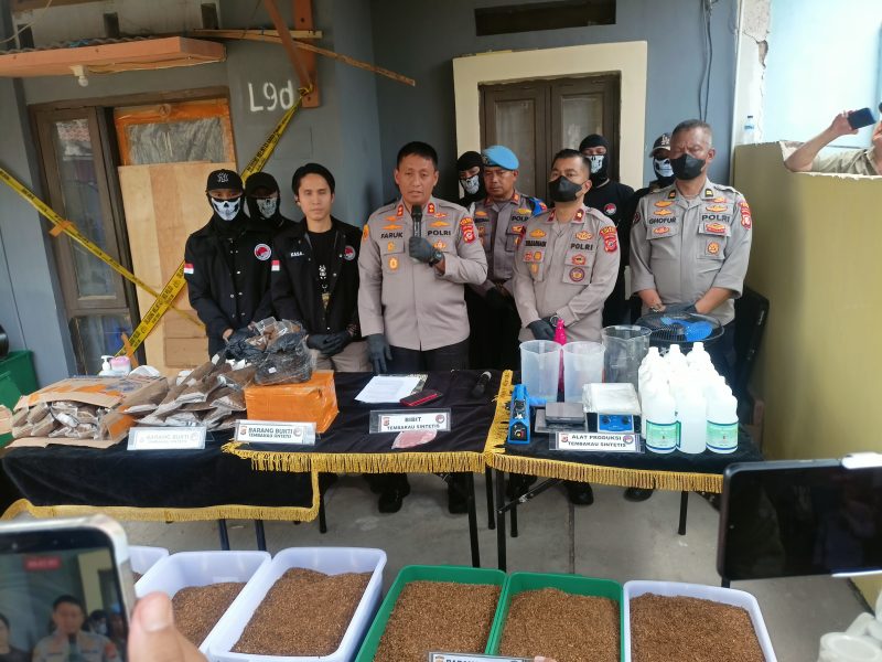 Kapolres Cimahi Moh. Faruk Rozi didampingi Wakapolres Cimahi dan Kasat Resnarkoba Polres Cimahi Iptu Reyhan Kusuma saat konferensi pers di TKP (foto: Abdul Kholilulloh)