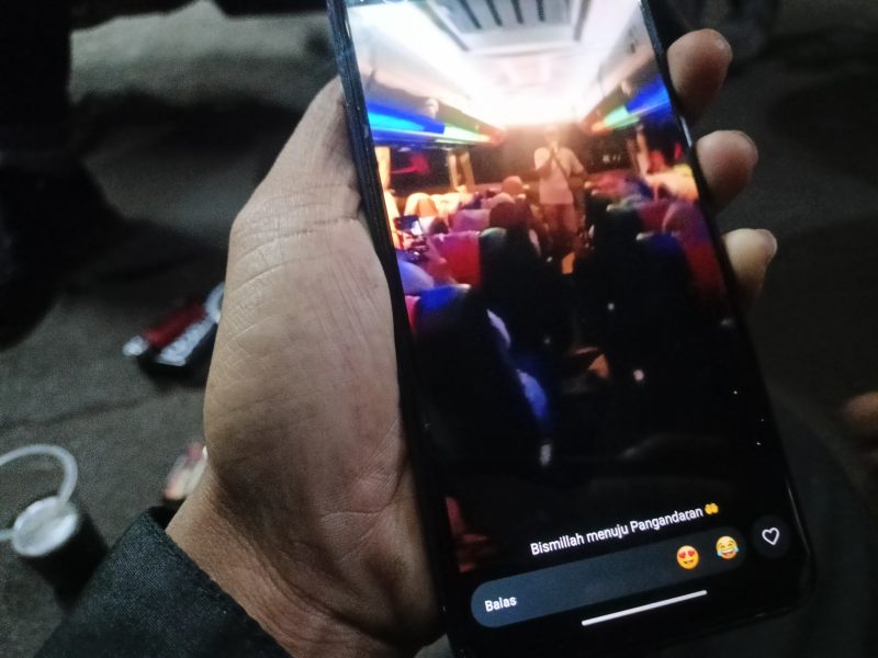 Status WhatsApp Pemdes Cipeundeuy viral ditengah puluhan siswa terkapar keracunan makanan (foto: Abdul Kholilulloh)