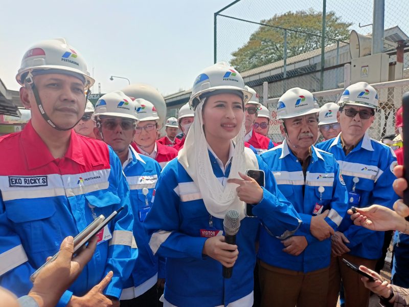 Wakil Menteri Perdagangan (Wamendag) RI, Dyah Roro Esti Widya Putri, melakukan pemantauan langsung terhadap takaran LPG 3 kilogram (kg) di Stasiun Pengisian Bulk Elpiji (SPBE) di Kabupaten Bandung Barat (KBB), Senin (14/9/2026). Foto: Abdul Kholilulloh 